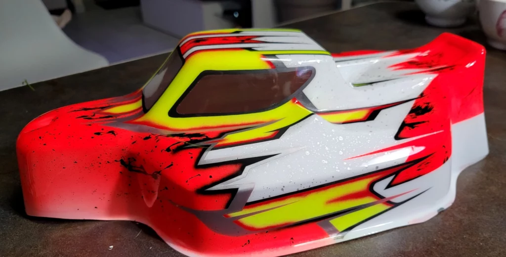 Carrosserie de la marque 6mik, pour un buggy échelle 1/8, modèle de voiture radiocommandée S15, Horbodies. Peinture sur-mesure d'une voiture télécommandée Hotbodise, s15 brushless.