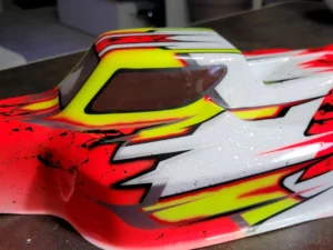 Carrosserie de la marque 6mik, pour un buggy échelle 1/8, modèle de voiture radiocommandée S15, Horbodies. Peinture sur-mesure d'une voiture télécommandée Hotbodise, s15 brushless.