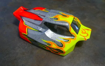 Peinture de carrosserie sur-mesure pour votre voiture télécommandée Traxxas électrique et thermique. Peinture Vallejo de qualité à l'aérographe. Peinture résistante.