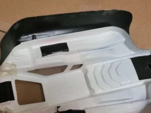 Nous appliquons un scotch de protection sur les zones stratégiques pour protéger la peinture en collant à l'intérieur un ruban de protection qui protégera contre les chocs ou les frottements.