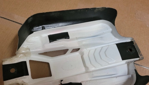 Nous appliquons un scotch de protection sur les zones stratégiques pour protéger la peinture en collant à l'intérieur un ruban de protection qui protégera contre les chocs ou les frottements.