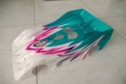 Magnifique carrosserie pour voiture modélisme radiocommandée et non télécommandée piste échelle 1/8 de marque Infinity de Naoto Matsukura.