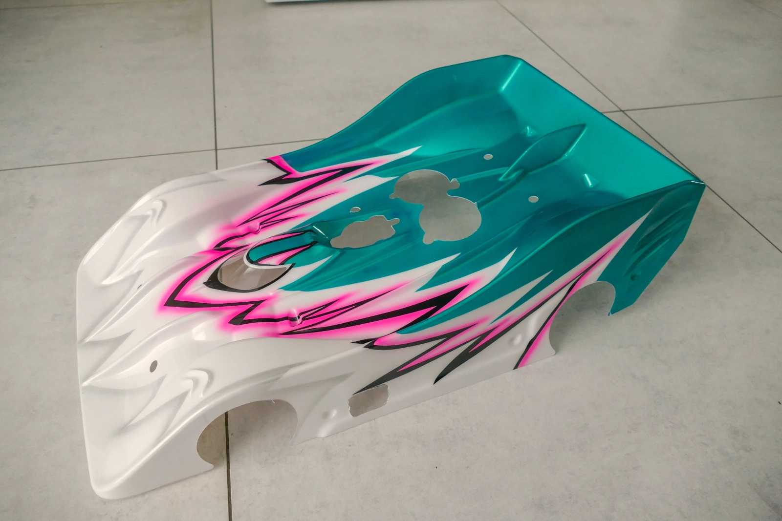 Magnifique peinture sur carrosserie piste 1/8 modèle IF18. couleurs bleu turquoise, rose fluo, blanc et noir. Design très fun de quatre couleurs fluo et turquoise.