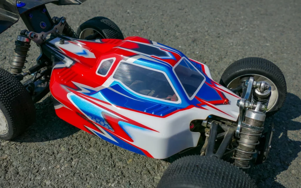 Carrosserie de voiture rc et non télécommandée. Voiture de compétition échelle 1/8 ou 1/10. Type de voiture radiocommandée buggy tout terrain ou modèle piste.