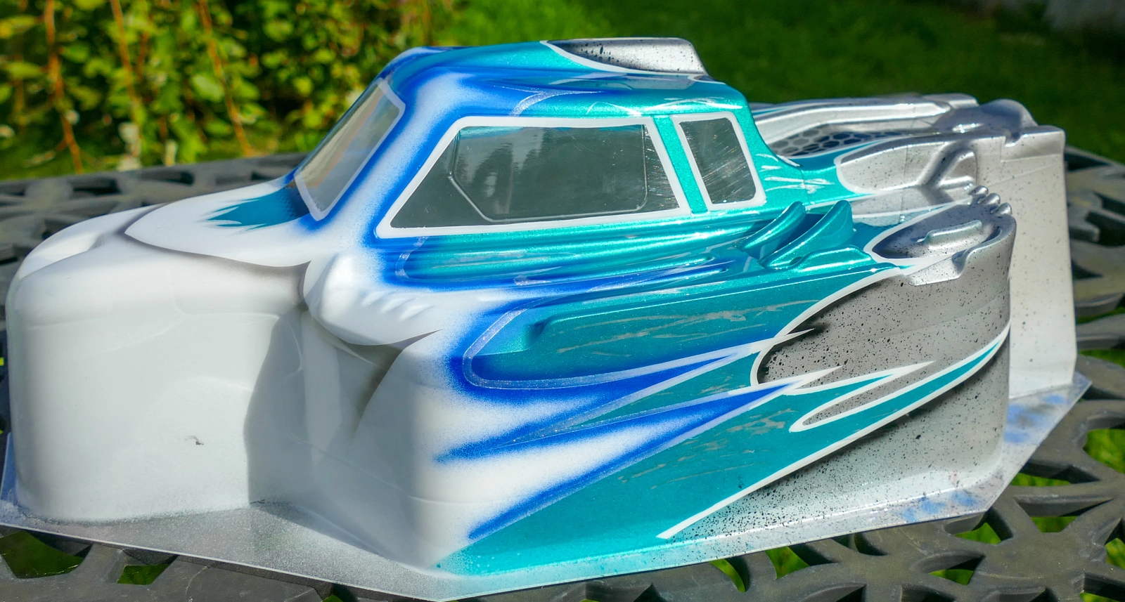 Chaque création signée par Chromatik RC allie design, durabilité, élégance avancées. Nous sélectionnons des produits de qualité, et intégrons les meilleurs solutions techniques. Confiez votre projet à un peintre professionnel. Confiez la carrosserie de votre buggy radiocommandée échelle 1/10 à un professionnel de la peinture de carrosserie radiocommandée.