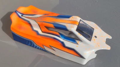 La formule « Access » comprend le dépolissage de la carrosserie lexan afin que la peinture accroche. Le nettoyage et dégraissage. La pose du liquide de masquage. La reproduction de votre design sur-mesure. Une couleur unie pour la formule « Access », ou bicolor avec projections de gouttes ou tâches pour la formule « Access + ». Et pour finir une couche de peinture, à l’intérieur, pour la protection de la peinture. La formule « Access plus » comprend une option de texture, comme par exemple nid d’abeille, grillage, petits points.