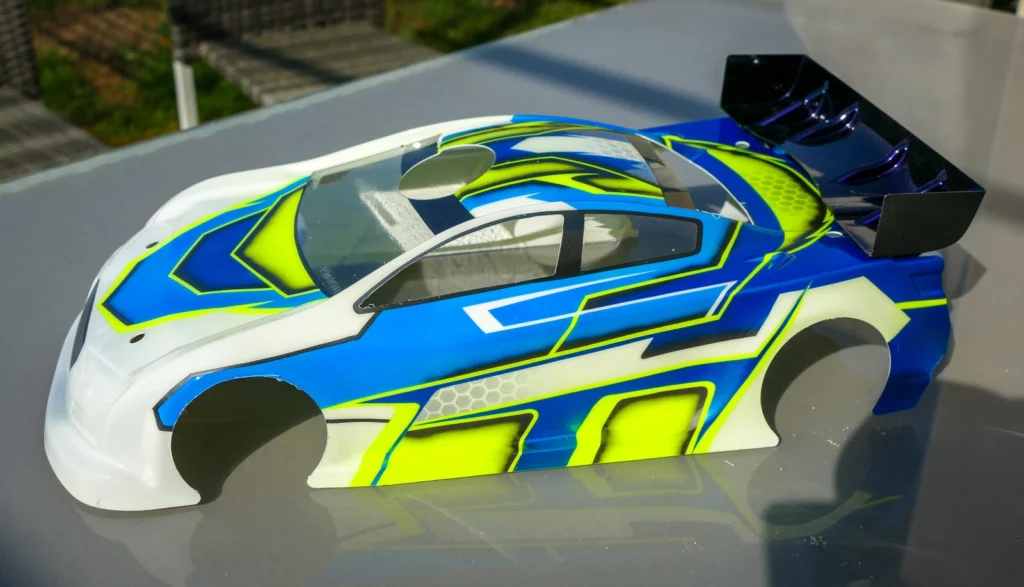 Magnifique peinture de voiture radiocommandée échelle 1/10 modèle de piste vitesse. Peinture réalisée à l'aérographe avec des peinture de marque vallejo.