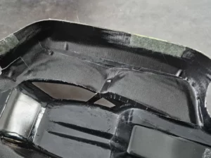 Pose d'un scotch de protection pour protéger votre carrosserie. Nous appliquons un scotch de protection sur les zones stratégiques pour protéger la peinture en collant à l’intérieur un ruban de protection qui protégera contre les chocs ou les frottements.