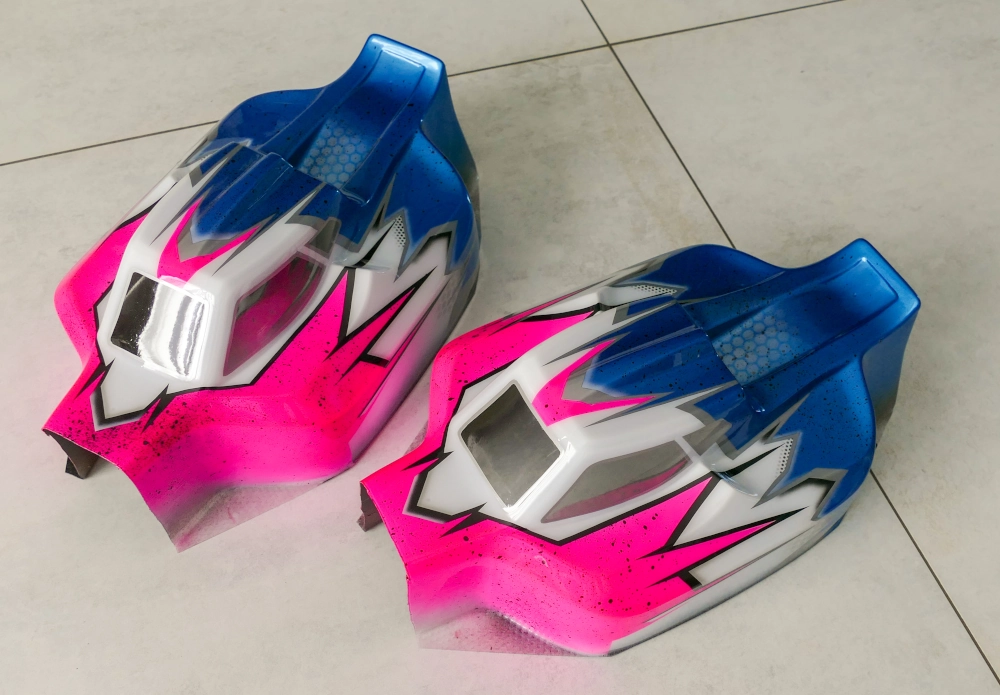 Peinture personnalisée pour des carrosseries de buggy échelle 1/8, 1/10. Peinture sur-mesure, cinq couleurs avec des dégradés et projections de gouttes.