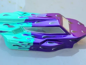 Peinture personnalisée pour une carrosserie de buggy échelle 1/10 Team Associated RC10. Ce design est composé de trois couleurs. Ce design est adaptable sur d’autres marques de carrosserie off-road échelle ou 1/8.