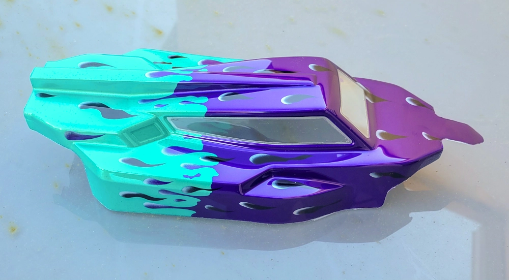 Peinture personnalisée pour une carrosserie de buggy échelle 1/10 Team Associated RC10. Ce design est composé de trois couleurs. Ce design est adaptable sur d’autres marques de carrosserie off-road échelle ou 1/8.