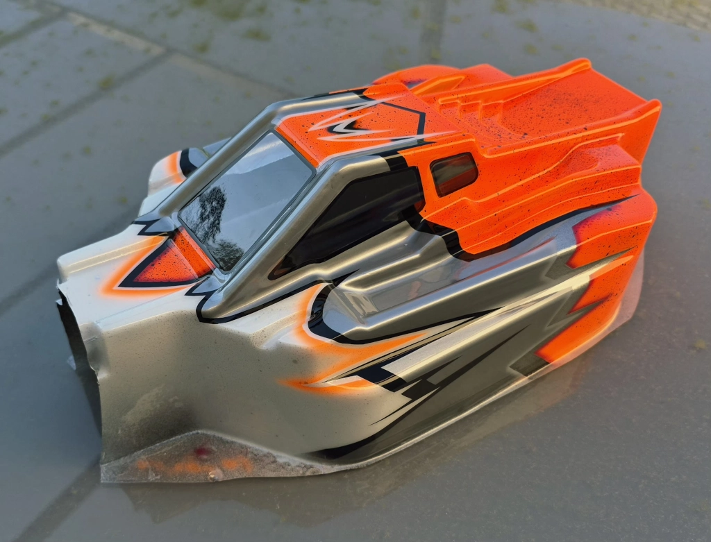 Peinture personnalisée pour des carrosseries de buggy échelle 1/8, 1/10. Peinture sur-mesure, quatre couleurs avec des dégradés et projections de gouttes.