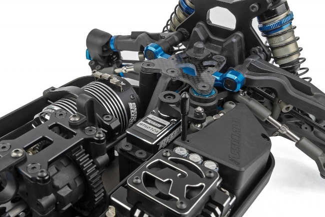 Prestation de montage de kit de buggy, truggy radiocommandée par un pilote expérimenté.